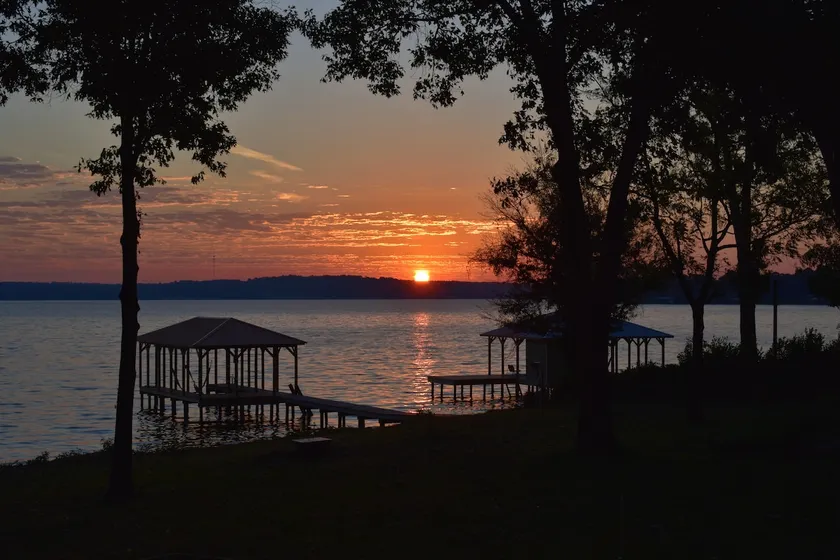 Three Oaks Waterfront Home on Lake Palestine - Image 1
