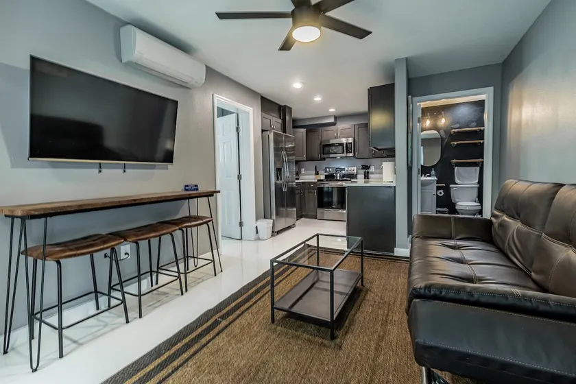 Downtown Orlando 2 bedroom home w/ Full Kitchen & Parking spots - Image 1