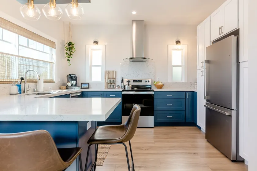 Modern Private Coastal Getaway | Free Parking - Image 1