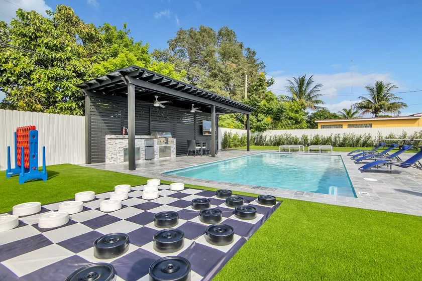 Fun Pool House With Games & Entertainment - Image 1