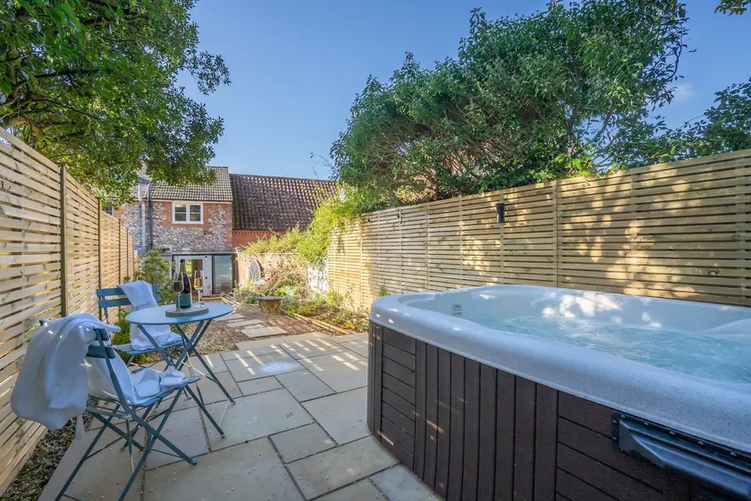 1 Bed Cottage Sleeps 2 with Hot Tub & Pets Welcome - Image 1