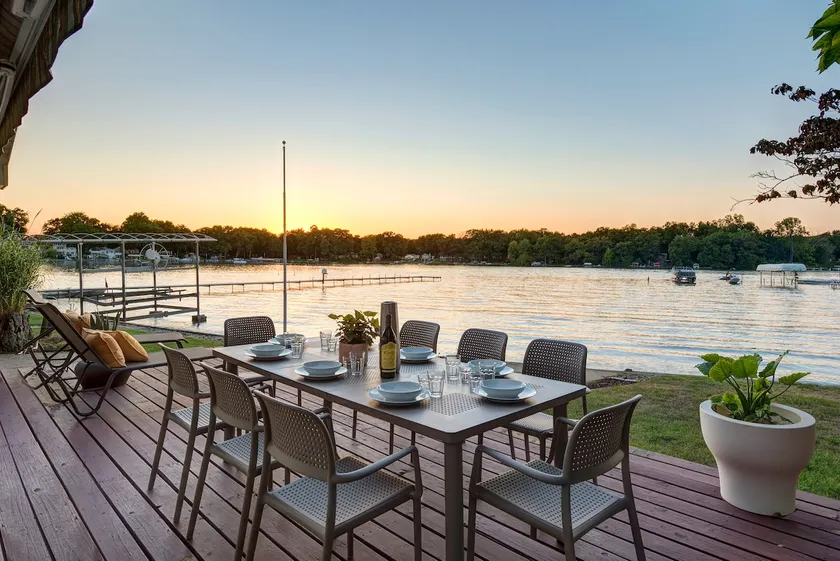 Relaxing Lake Home Meets Contemporary Design - Image 1