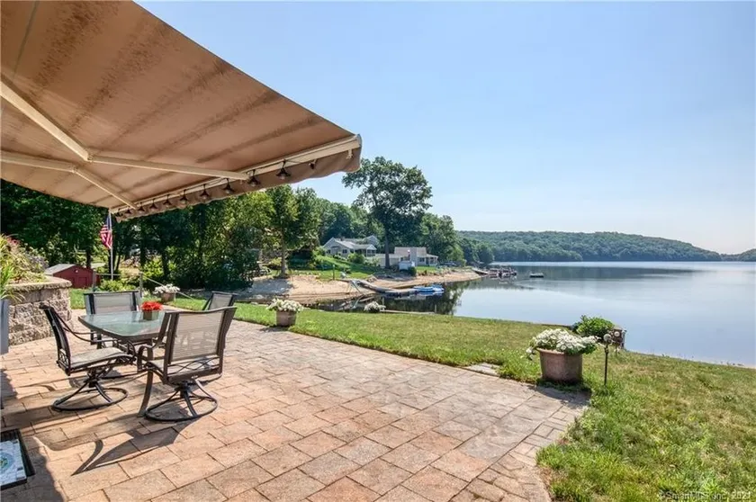Beautiful lakefront retreat just 15 mins to casino  - Image 1