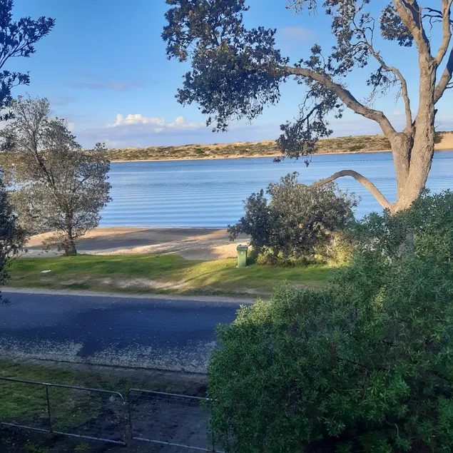 'Mad on Marlo' - Perfect location on water's edge - Image 1