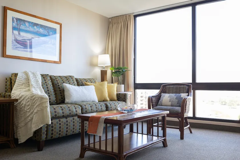 Waikiki Sunset condo w/ pool & gym access - Image 1