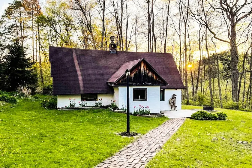 Tranquil Hickory Hill Cottage Getaway with Hot Tub - Image 1
