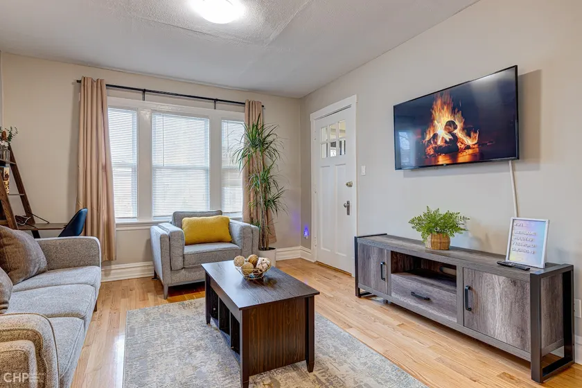 3BR/2BA Dual-Level w/ King Bed, TVs & Washer/Dryer - Image 1