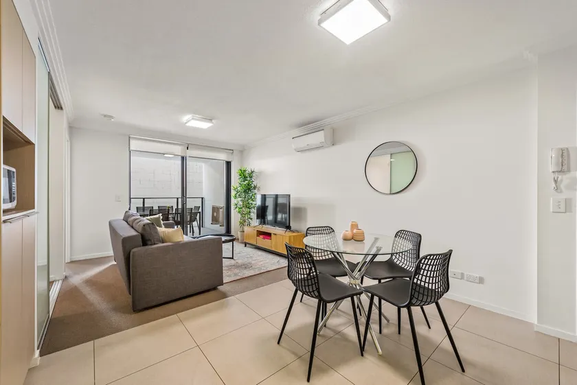 Stylish Apt with Stunning Views, Pool, Gym & Parking - Image 1