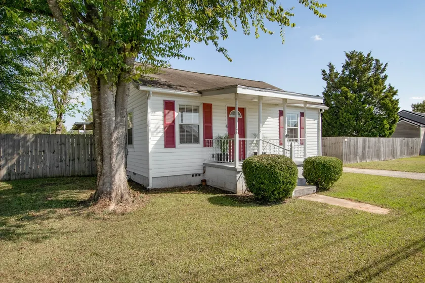 Beautiful 2 bedroom Cottage minutes from UA!!!!! - Image 1