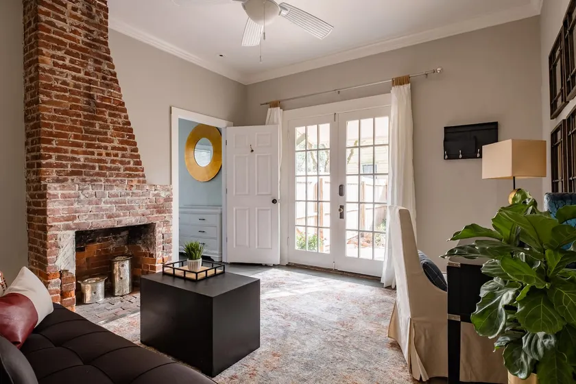3 bedroom BLOCKS from old fort, walk everywhere. - Image 1