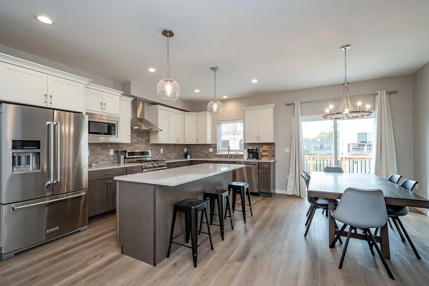 Newly built upscale condo-near U of I, shopping - Image 1