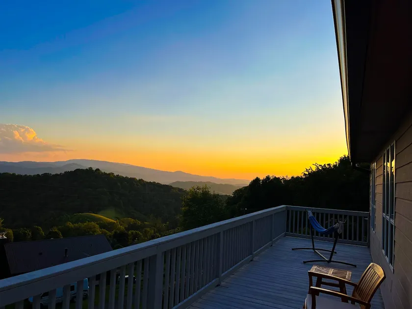Serene Mountain Cottage with Amazing Sunset Views - Image 1