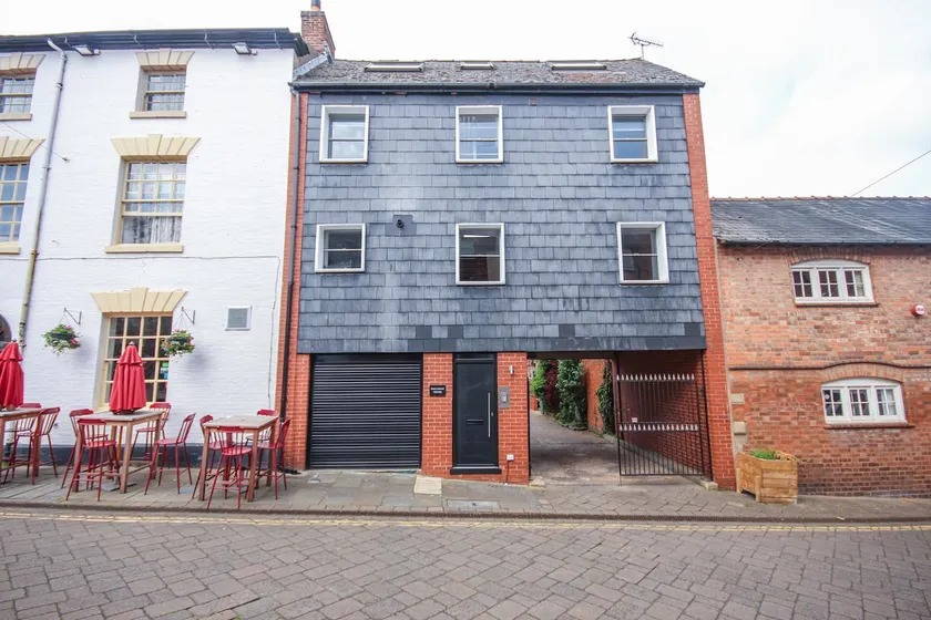 4 bedroom townhouse Historic Warwick town centre - Image 1