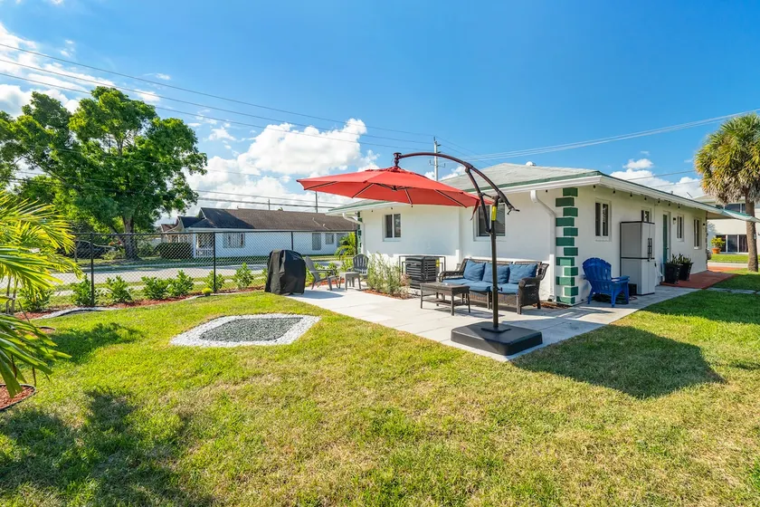 Roxanas 3bed 2bath Home with Modern Interior and BBQ Backyard - Image 1
