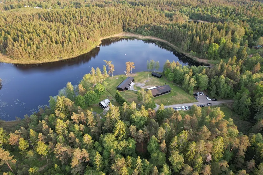 Private lakeside venue sleeping up to 40 guests - Image 1
