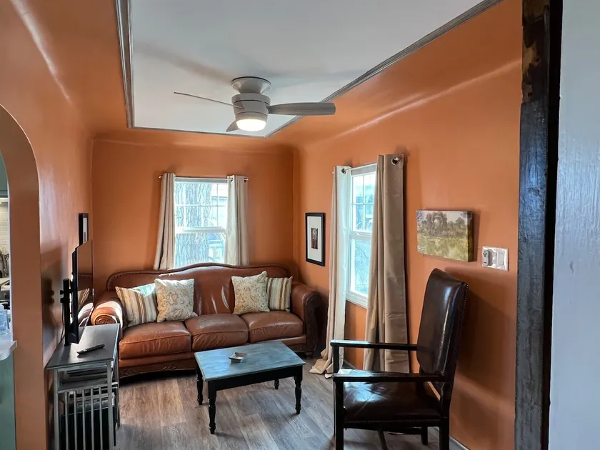Artsy 1925 Guest House 1 Bedroom w/parking - Image 1