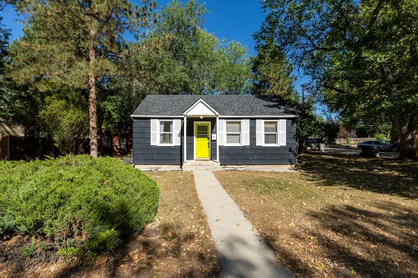 Cheerful Cottage Pet Friendly Close to Downtown - Image 1