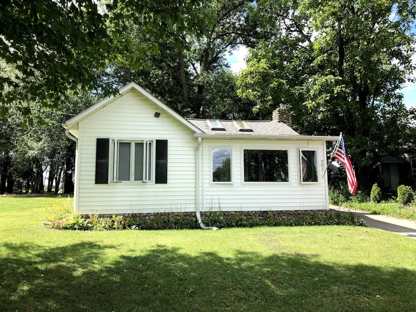 Charming Cottage with Lakeview - Image 1