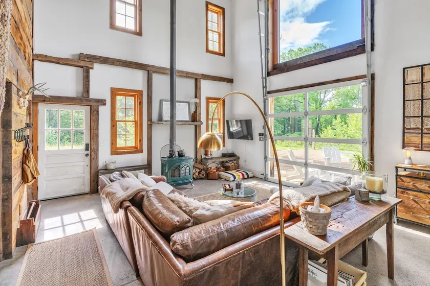 Mountain Cabin: Vintage Charm Meets Modern Luxury - Image 1