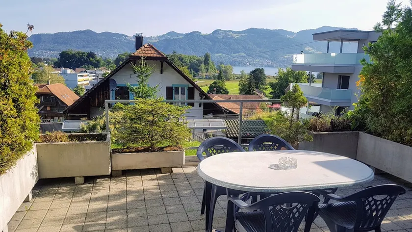 Comfortable house with lake view - Image 1