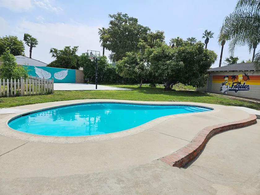 Full House with Pool ＆ Basketball Court in LA - Image 1
