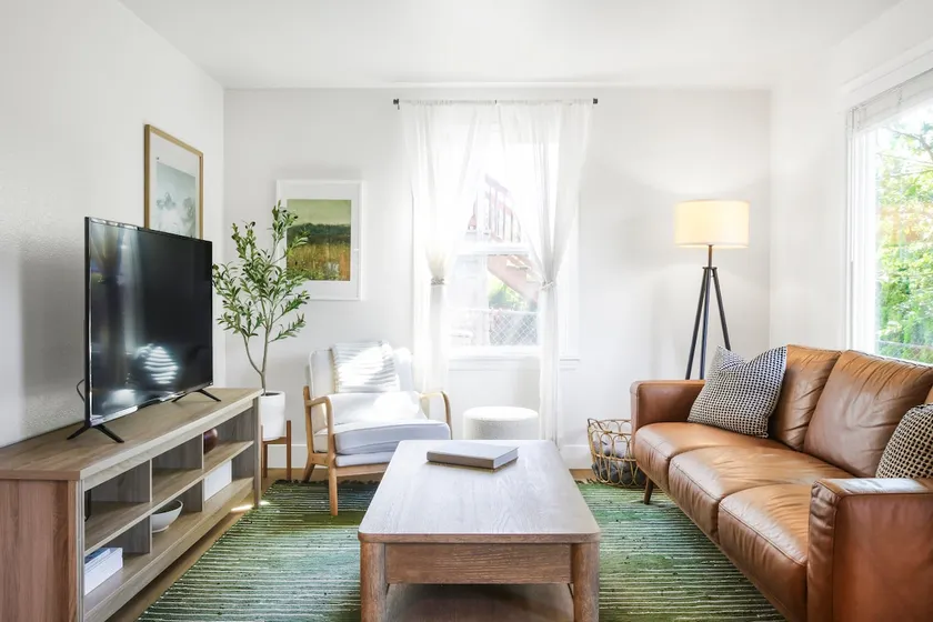 4 Bedroom Cozy Seattle Townhome with Yard - Image 1