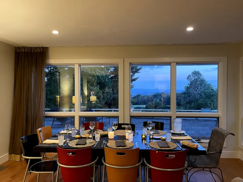 Cheerful Home with Stunning Views - Image 1