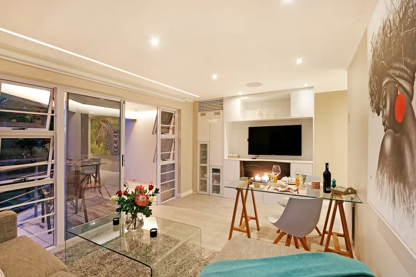 Comfortable 1 bed apartment in heart of Camps Bay - Image 1