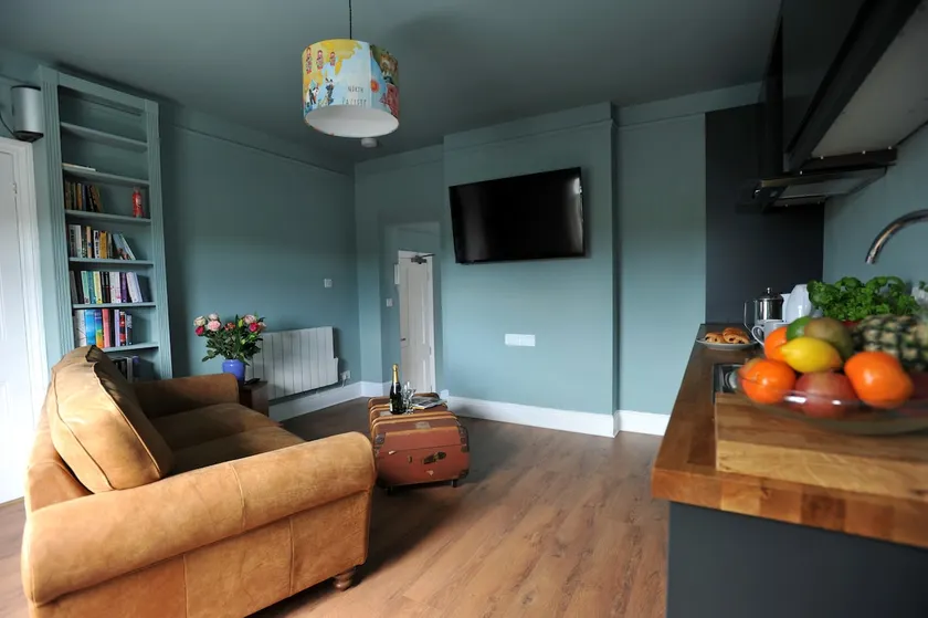 Modern 1 bed apartment + parking - Image 1