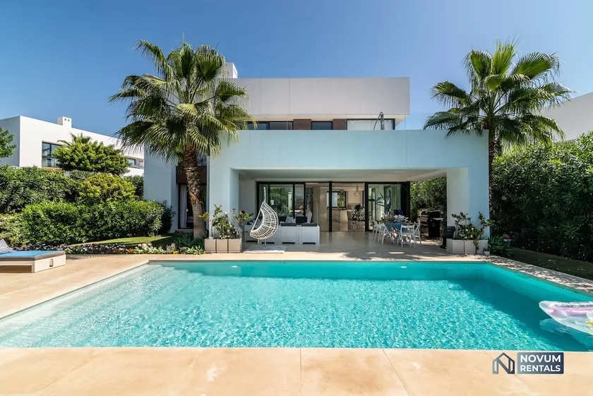 Bemerkenswerte 5 Schlafzimmer Villa mit beheiztem POOL & FITNESSRAUM - Image 1