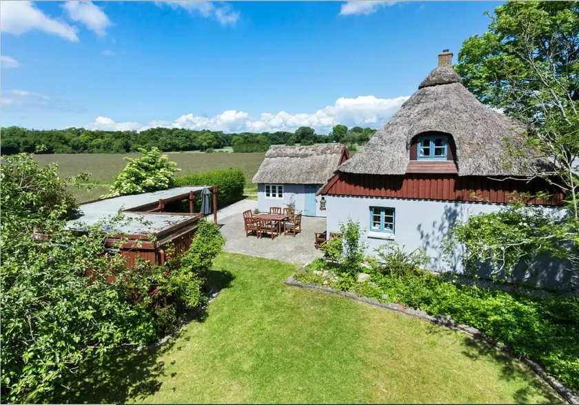 Romantic and idyllic old farmhouse - Image 1