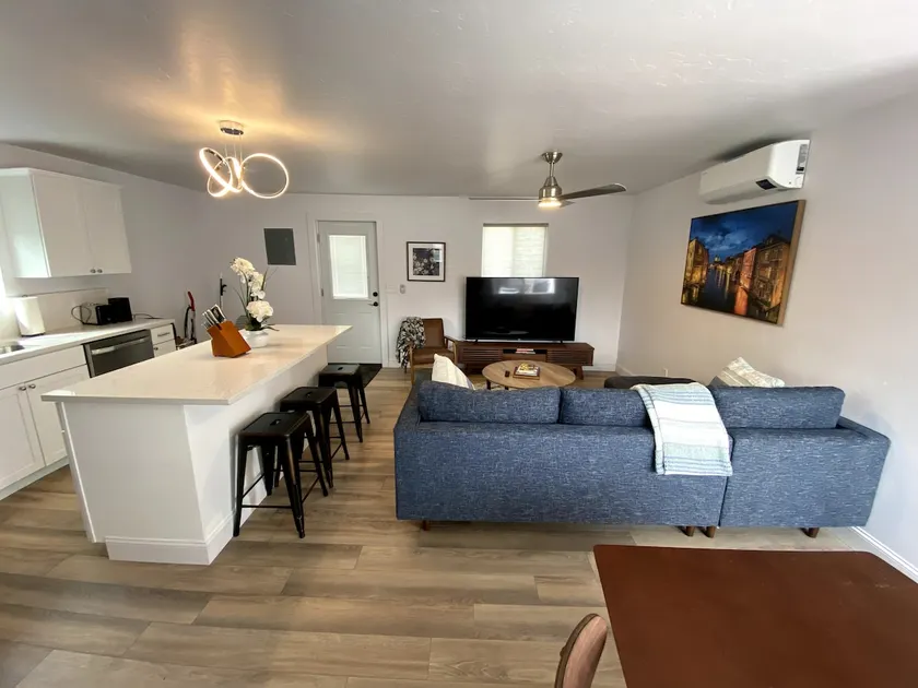 Adorable 2 Bedroom Guesthouse Near Downtown - Image 1