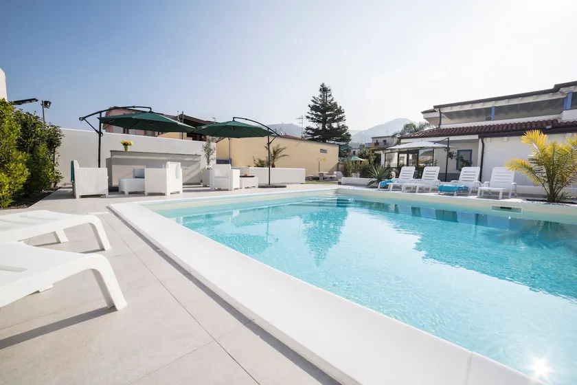 Three-room floor apartment + swimming pool + parking - Image 1