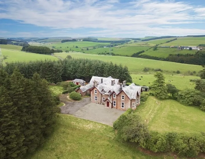 Private wing of pretty Victorian hunting lodge - Image 1