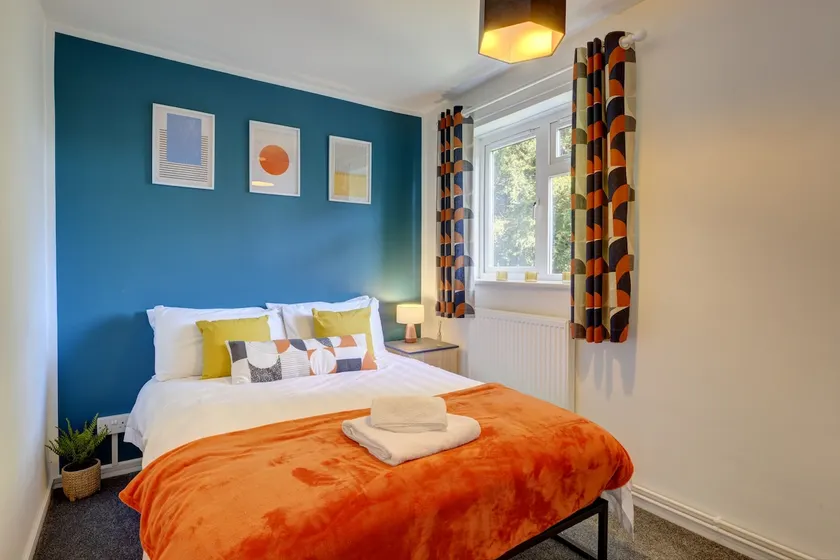 2-Bed Apartment near Leamington Spa & M40 sleeps 5 - Image 1