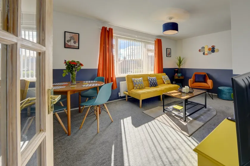 2-Bed Apartment near Leamington Spa & M40 sleeps 5 - Image 1