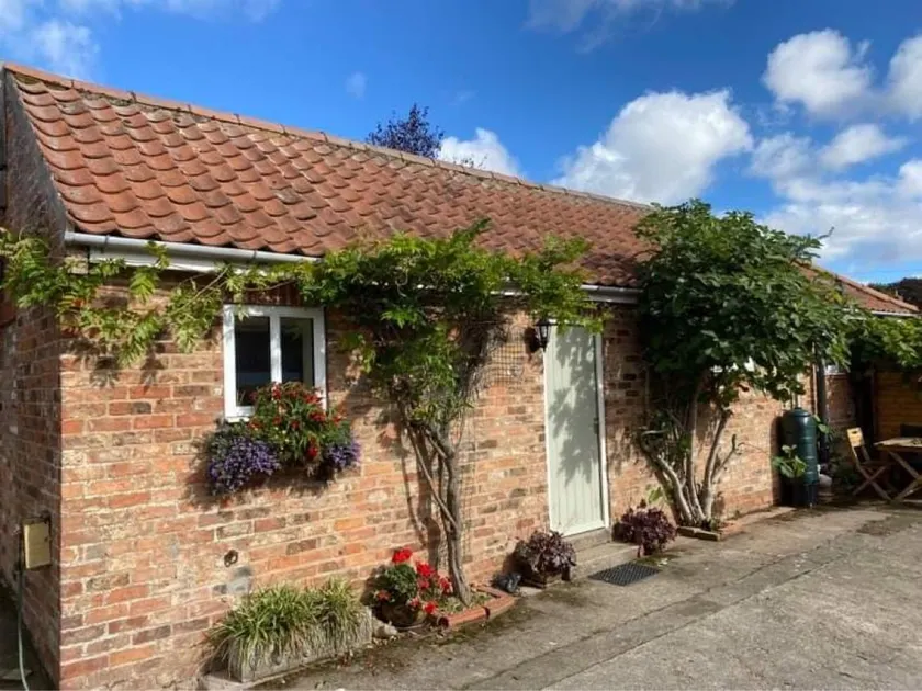 Pretty cottage in courtyard - Image 1