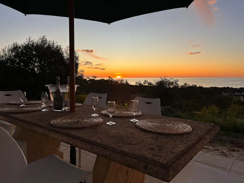 CURROLGA COTTAGE Sweeping Seaviews Coastal Retreat - Image 1