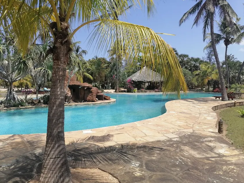 Charming 2 bedroom cottage with patio and garden - Image 1