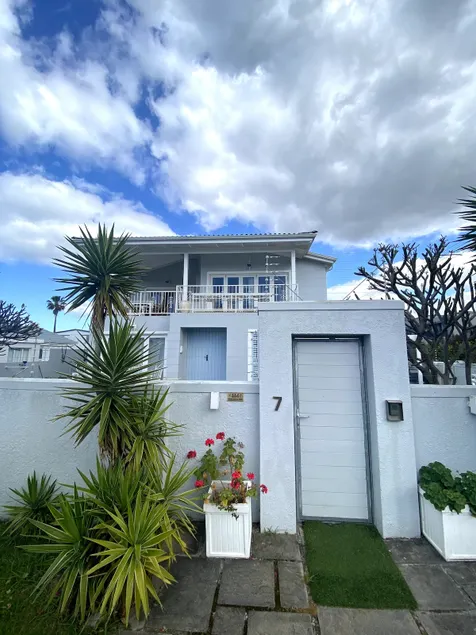 Beach House on 5th Hermanus - Image 1