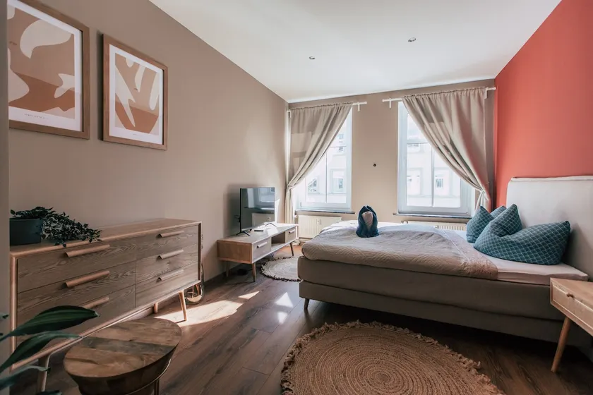 *Midtown* Spacious & radiant boho style central - Image 1
