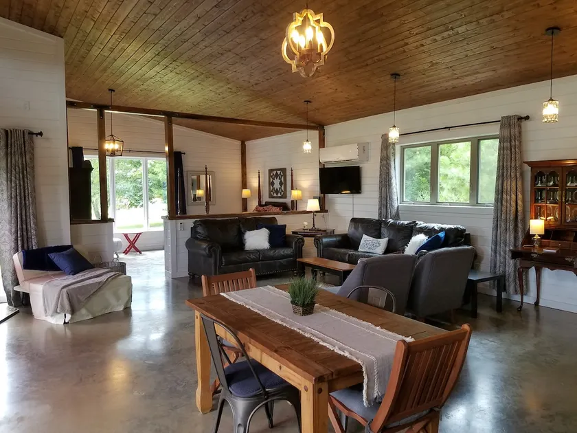 Magnolia Pines Farmhouse in quiet country setting - Image 1