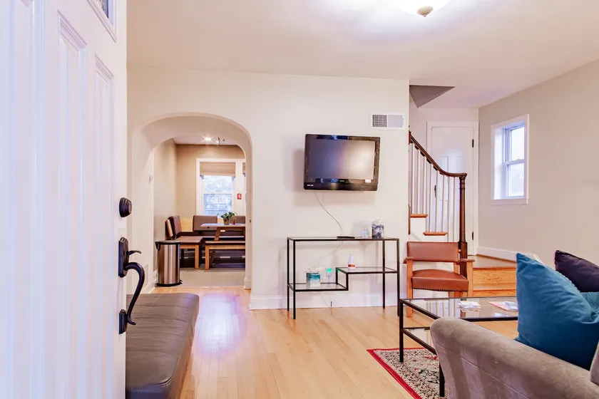 Pentagon City Homestay Parking available - Image 1