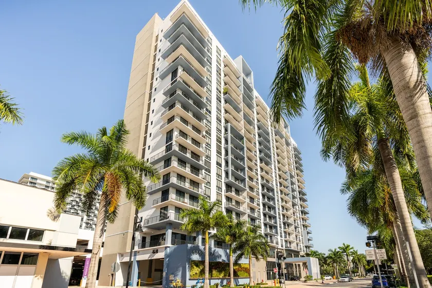 Best location fully equipped w pool & parking - Image 1