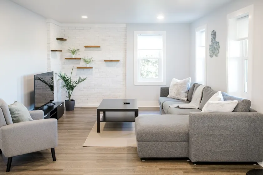 Modern 4 Bedroom House with Farm Views - Image 1