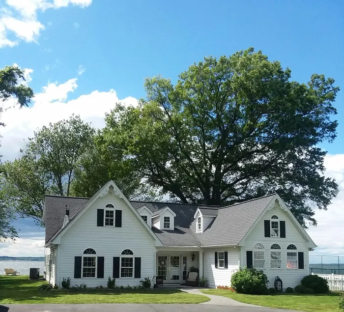 Erica's Place - fire pit, expansive waterviews - Image 1
