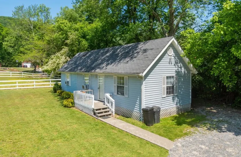 Adorable blue cottage on Linda’s Lane - Image 1