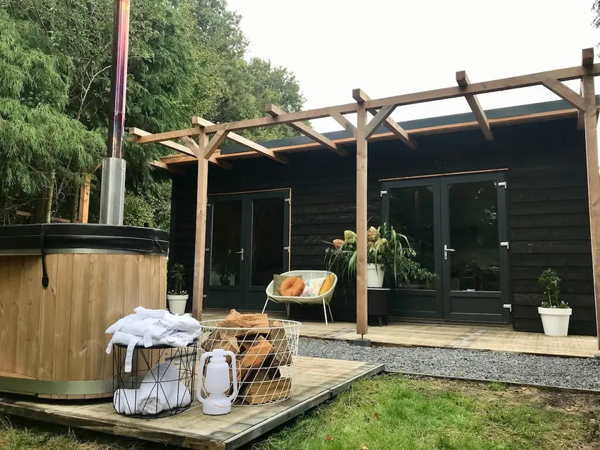 Stylish garden house with hot tub - Image 1