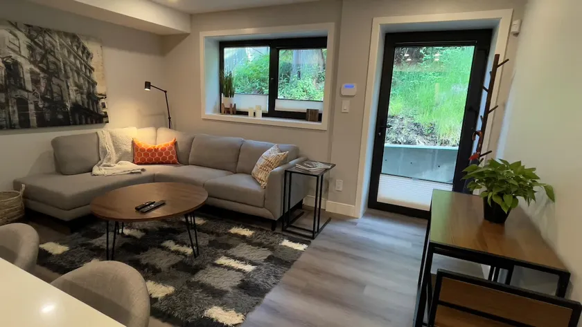Veitch's Villa-New Guest Suite in Deep Cove - Image 1