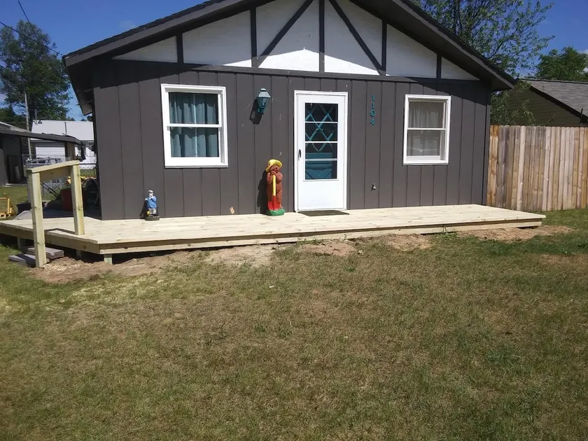 Nice 2 Bedroom 1 Bathroom house a block from trail - Image 1